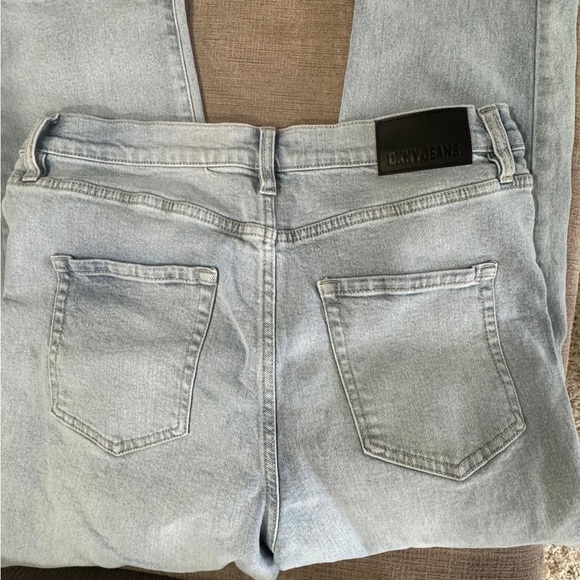 DKNY Broome high-rise straight-leg jeans. Light wash. Size 32. NWOT. - Picture 5 of 8